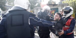 (ВИДЕО) Протестите во Албанија се проширија во неколку градови – судири меѓу демонстрантите и полицијата