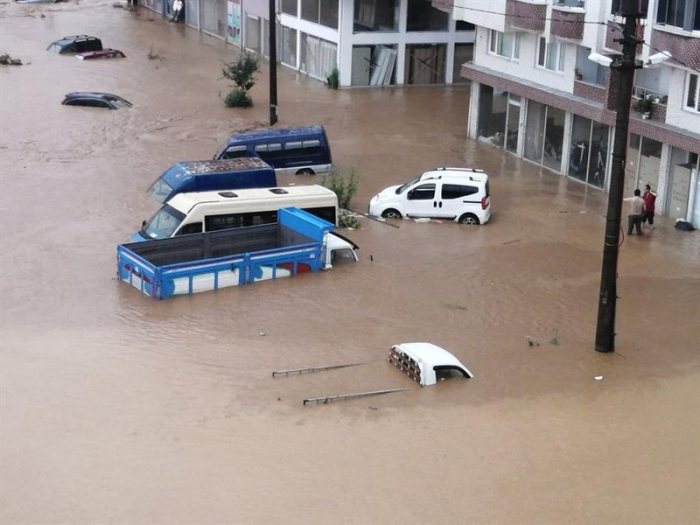 Бројот загинати во поплавите во Истанбул и Коџаели се зголеми на шест