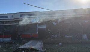 (ВИДЕО) Медиуми: Најмалку 46 загинати во железничката несреќа во Шпанија