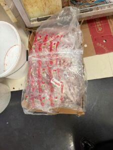 Уништени 1 тон пилешки желудници и 55 килограми месни преработки