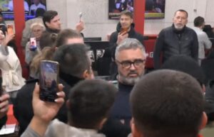 (ВИДЕО) Група демонстранти влегоа во просториите на ТВ „Информер“ и ја прекинаа програмата во живо