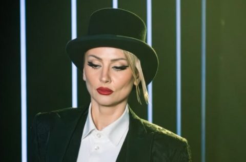 Пејачката во шестата деценија во тесна латекс-комбинација,  сè ѝ се оцрта