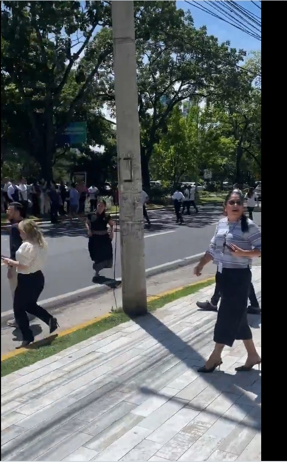 Видео:ОБЈАВЕНИ СЕ ПРВИ СНИМКИ: СТРАШЕН ЗЕМЈОТРЕС ВЕЧЕРВА ОД 7,7 СТЕПЕНИ – Луѓето панично бегаат од зградите, постои опасност од цунами – паника кај Панама