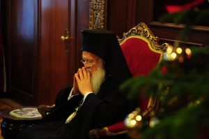 Вартоломеј со жестоки критики до рускиот патријарх: Ја благословува војната и ја нарекува „света“