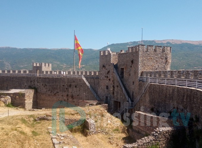 Заев и Османи да можат би ја откопале и Самоиловата тврдина во Охрид, ама има многу за утовар и истовар во Софија