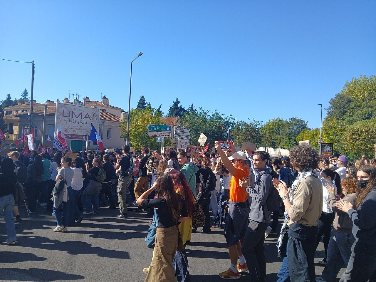 ЗА ДА ГО СМИРИ ГНЕВОТ НА СВОЈАТА МЛАДИНА, Франција ветува нови универзитетски приеми за студентите, тие велат – Одиме понатаму