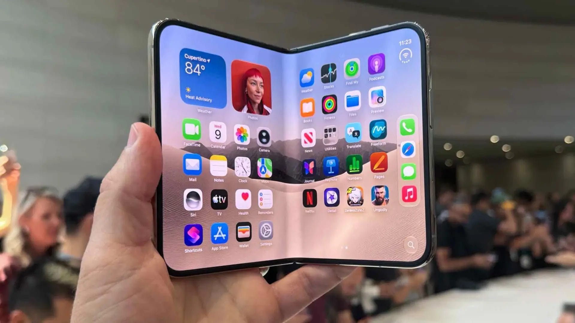 „Apple“ се огласи за дефектот на екранот на новиот „iPhone Duo“ (ВИДЕО)