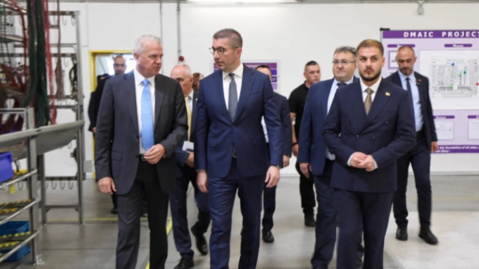 Мицкоски на потпишување договор за нова инвестиција на „Кромберг и Шуберт“