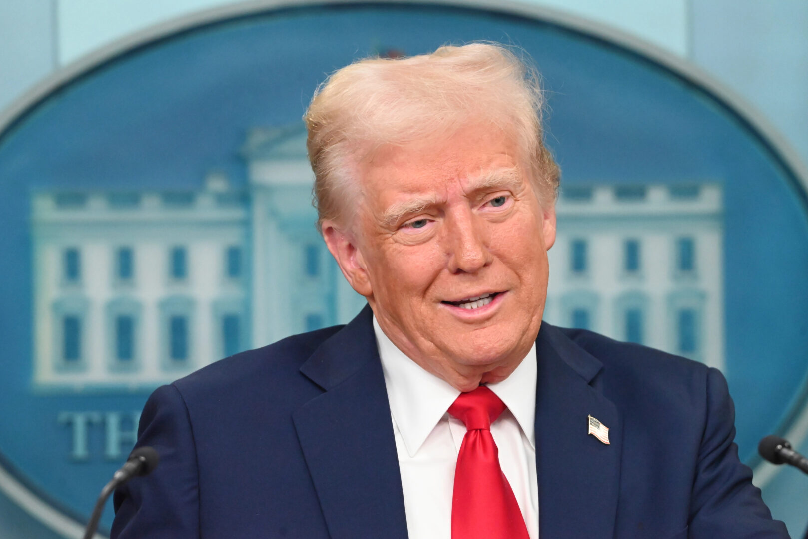 Трамп призна дека користи шминка: „Ставам многу малку и тоа го правам сам“