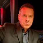 (Фото) Владо Георгиев повреден, рамото во гипс: „Паднав пред 7 дена и го претчувствував падот на владата“