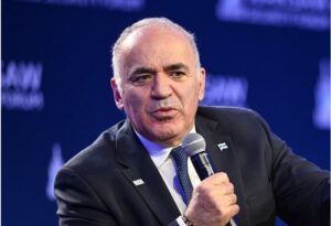 Каспаров: Зеленски учествува во бесмислени преговори, жал ми е за него