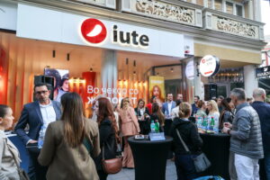Иуте отвори нова flagship експозитура во центарот на Скопје – наместо шалтер, ве пречекува дневна соба (ФОТОГАЛЕРИЈА)