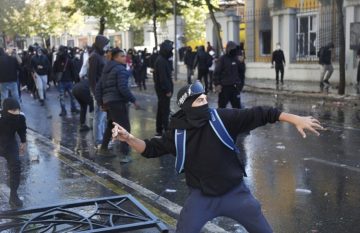 ХАОС И СУДИРИ ВО ТИРАНА: Демонстранти запалија канти и фрлаа камења кон полицијата