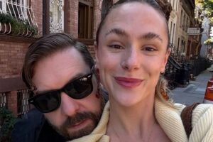 (ФОТО) Брачен пар од САД – Сопругот гледа пет жени, таа има девојка: Тие живеат на 800 километри еден од друг и велат дека ова ја одржува нивната искра жива