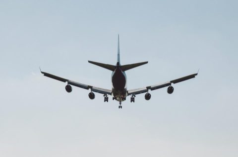 Драма во авион! Познатата актерка ги нападнала стјуардесите и се обидела да ја отвори вратата среде лет