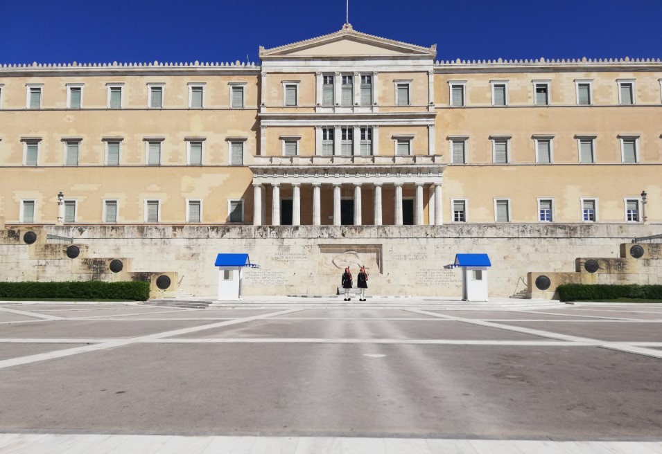 Грчки студенти поставија шатори во близина на парламентот, протестирајќи против високите кирии