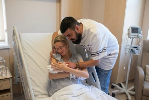 Тајзи по четири дена го однесе синот Захраиј дома, а еве ја и фотката за спомен од породилиште