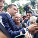Најпопуларниот француски политичар  Џордан Бардела со текст што ја става  во опасност и Марин Ле Пен