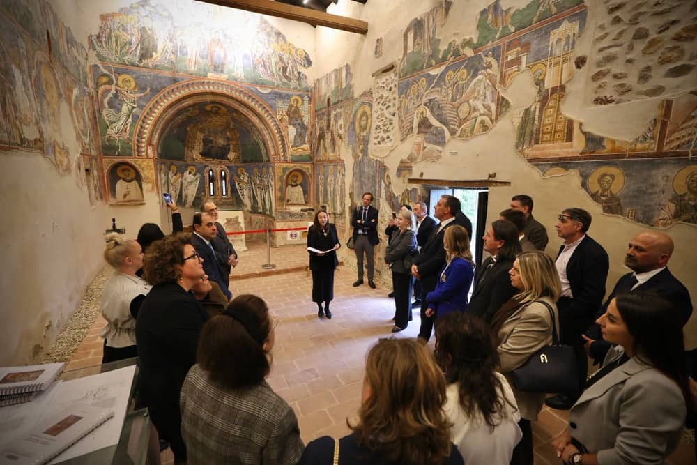 Министрите за култура на Македонија и Грција го видоа конзервираниот живопис во „Св. Ѓорѓи“ во Курбиново