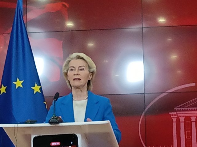 На Фон дер Лајен не и се слуша за ЕУ посредништво во спорот со Бугарија