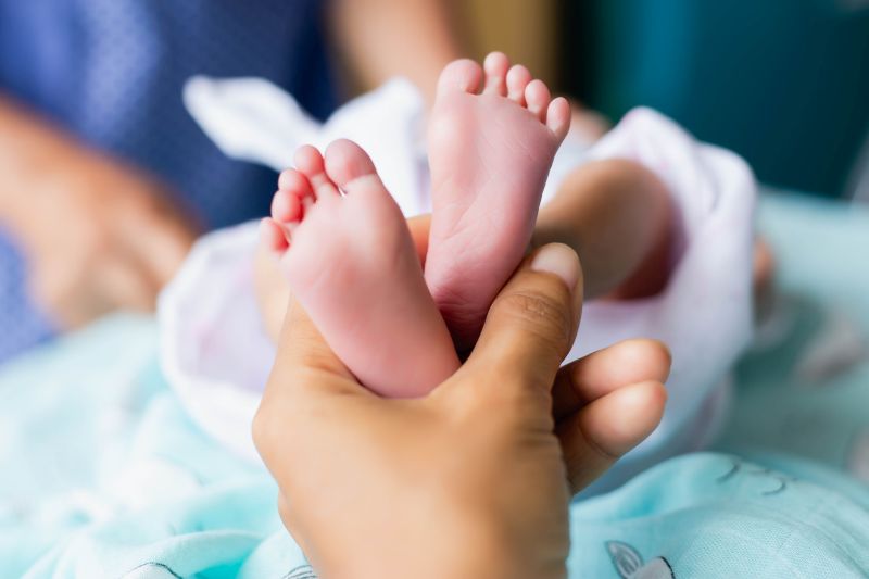 Бебе родено во Австрија четири недели нема име поради една цртичка - матичната служба се повикува на правилата