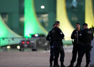 Полицијата уби вооружен напаѓач кој два часа држеше деца како заложници
