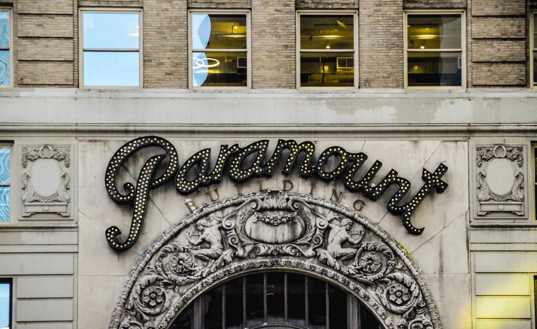 Paramount го презеде Warner Bros