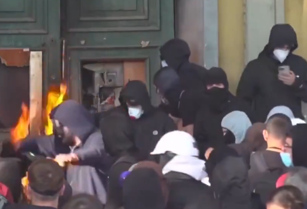Хаос во Тирана: Полицијата употреби гумени куршуми, уапсени над 1.000 лица