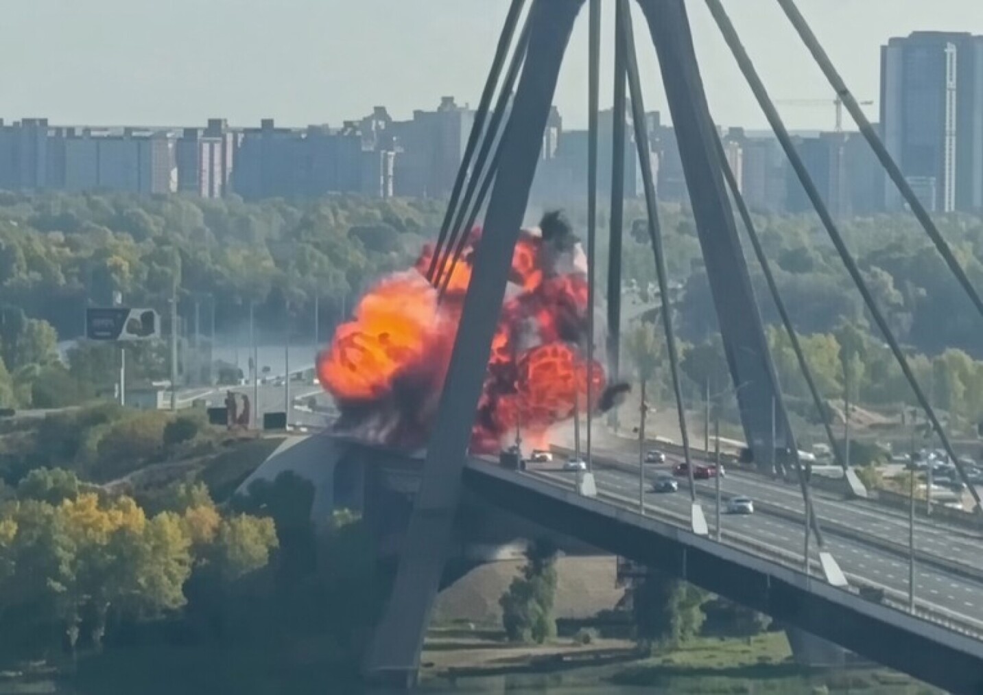 (ВИДЕО) РУСИЈА ГИ НАПАЃА УКРАИНСКИТЕ МОСТОВИ: Киев има план Б