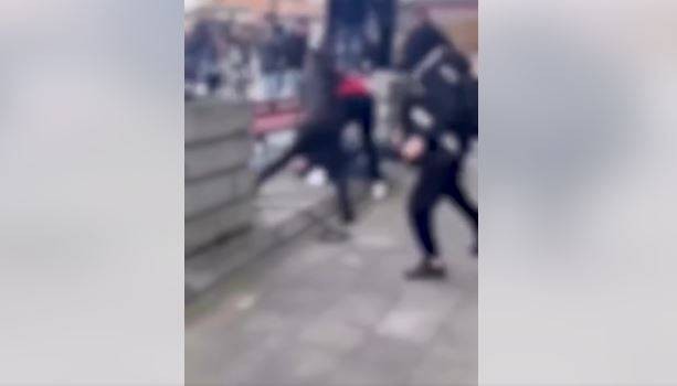 Група малолетници нападнале врсник во училишен двор во Скопје, друг го снимал насилството и го објавил на интернет