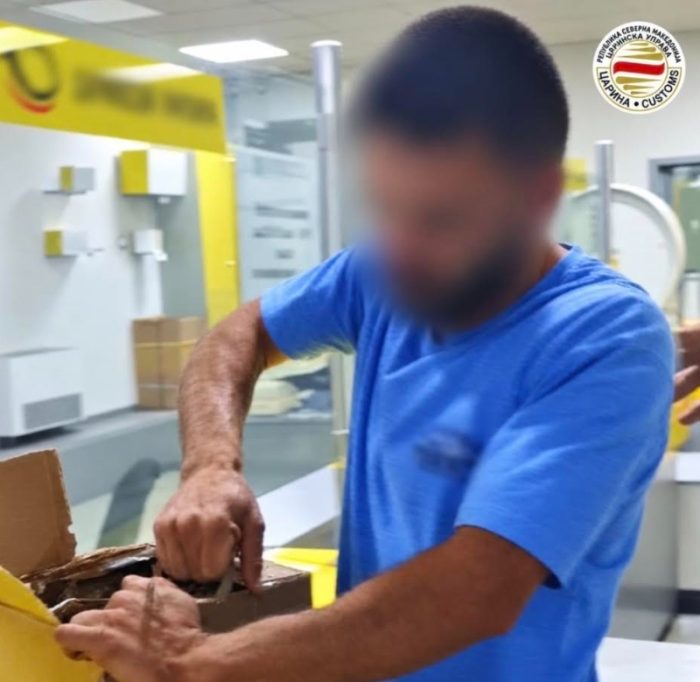 ДРОГА ПО ПОШТА: Хашиш со тежина од 700 грама е откриен во поштенска пратка од Шпанија за нарачателот Р.В. од Тетово, кој е приведен