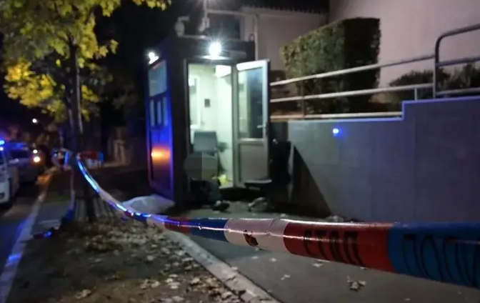 Малолетник нападна полицаец со два ножа пред израелската амбасада во Белград, напаѓачот е убиен