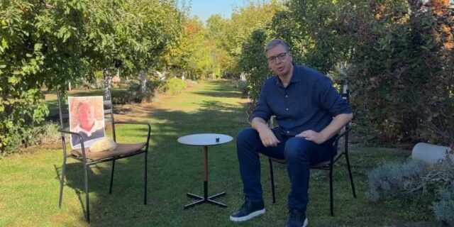 Вучиќ „дебатираше“ со празна столица и камен за зелка: „Друга можност за дуел нема да има“
