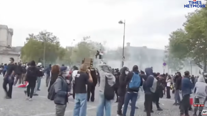 Француските синдикати повикуваат на нови протести и генерален штрајк следната недела