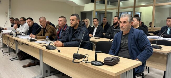 ЧЕКАЛЕ ПОЖАРНИКАРОТ ДА ИМ КАЖЕ ДА СПАСУВААТ ЖРТВИ, ПРОДОЛЖИ СУДЕЊЕТО НА 13-ТЕ ПОЛИЦАЈЦИ И НАЧАЛНИЦИ КОИ НЕ ГО ЗАПРЕЛЕ КОНЦЕРТОТ НА ДНК ВО „ПУЛС“ И НЕ ГИ ВИДЕЛЕ ОГНЕНИТЕ ПРСКАЛКИ