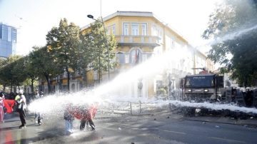 ХАОС И СУДИРИ ВО ТИРАНА: Полицијата со солзавец и водени топови против демонстрантите кои бараат оставка од Рама