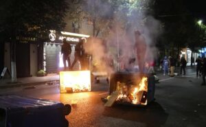(ВИДЕО) Хаос во Тирана: Демонстрантите запалија полицаец, гореше министерство, летаа камења и молотови коктели