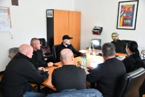 Апасиев во Собрание се сретна со родителите на загинатите деца од Кочани
