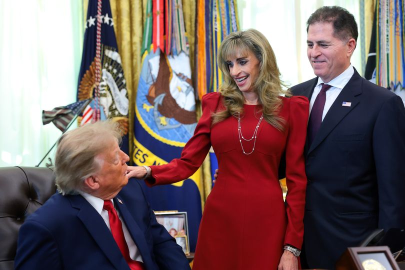 Жената зад Трамп за која сите зборуваат – Луѓето во неверување: „Што е ова, по ѓаволите?“ (ФОТО и ВИДЕО)