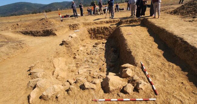 ЗЛАТНА ПОГРЕБНА МАСКА, ШТИТ, ШЛЕМ, МЕЧ И КОПЈА ОТКРИЕНИ ВО БОГАТ ГРОБ НА ВОЈНИК КАЈ КОРОШИШТА, СТРУШКО