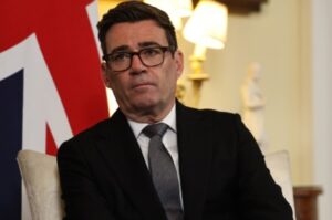 Британскиот премиер им порача на граѓаните да направат залихи од храна и вода