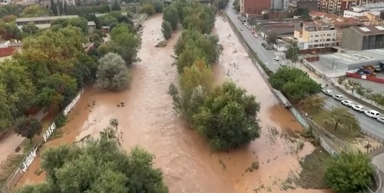 (ВИДЕО) ЗАГИНАА ДВЕ ЛИЦА: Делови од Шпанија се под вода