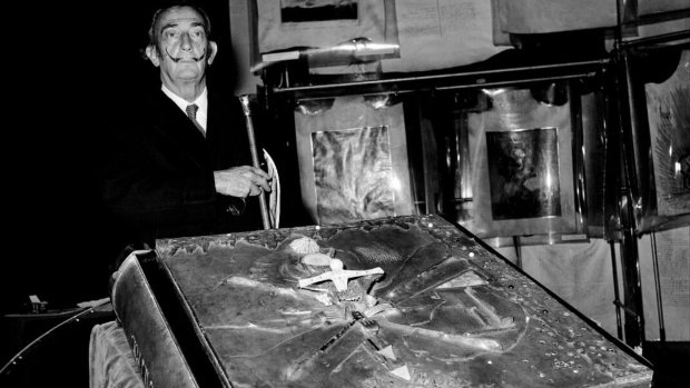 Културна апокалипса во Франција: Исчезна книга со корица дизајнирана од Салвадор Дали