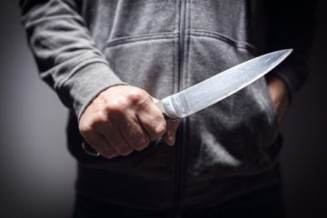 МАЖ СО НОЖ НАПАДНА СОСЕЛАНЕЦ: 75-годишик повредил соселанец поради  спор за пат во тетовско Милетино