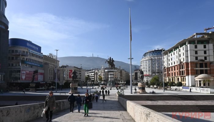 ЃОРЃИЕВСКИ: Редовна акција за темелно чистење на плоштадот „Македонија“ – повторно оживува и подната фонтана
