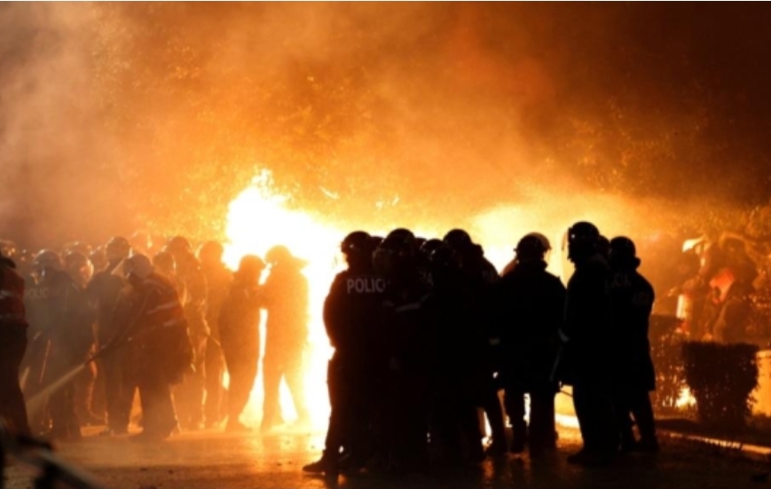 Насилни протести во Тирана: Повредени 16 полицајци, нападнати владини и партиски објекти