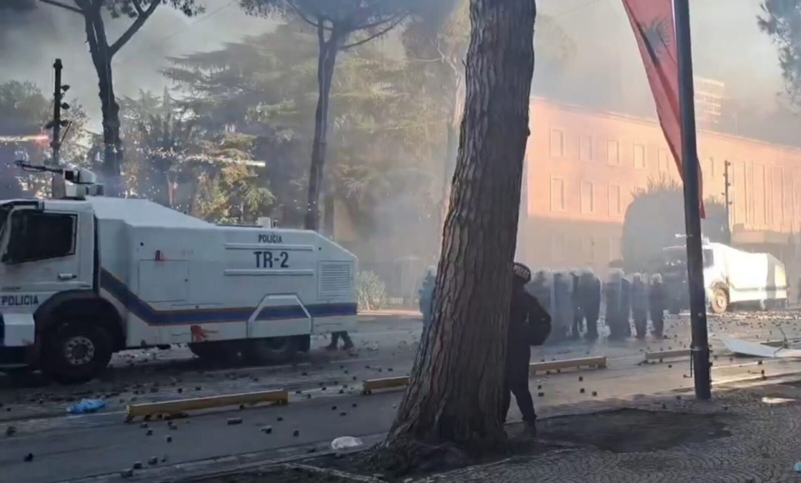 Специјалци ги бранат институциите во Тирана, запалени врховниот суд и институциите