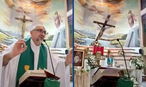 Свештеник загина за време на богослужба во Еквадор, врз него падна голем дрвен крст (Вознемирувачко видео)