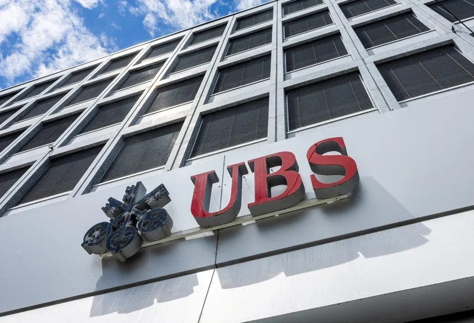 „UBS“ објави добивка од 2,7 милијарди долари и го забрзува откупувањето на сопствените акции