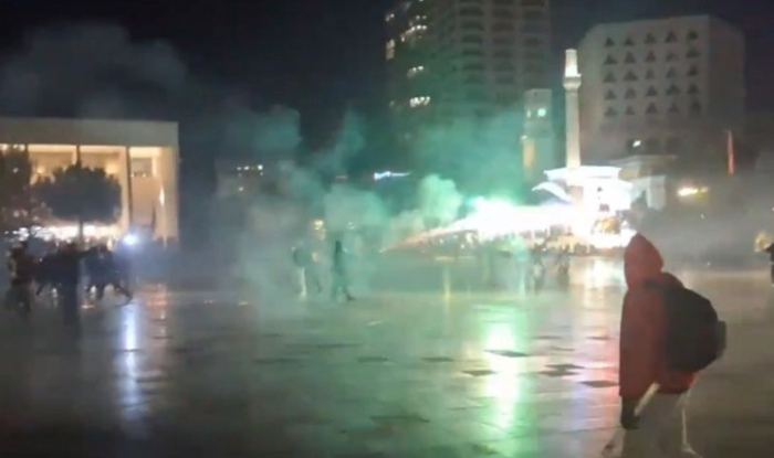 Деветти ден од протестите во Тирана, полицијата со солзавец и водени топови се справува со демонстрантите